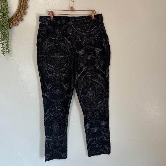 BlackMilk Zodiac Print Fleece Lined Cropped Pants with Pockets, Large - Picture 6 of 8